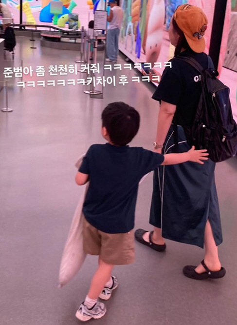 'Mom, I’ve almost caught up to your height' 153-cm-tall Hong Hyun-hee surprises fans with the back view of her grown-up son Junbeom
