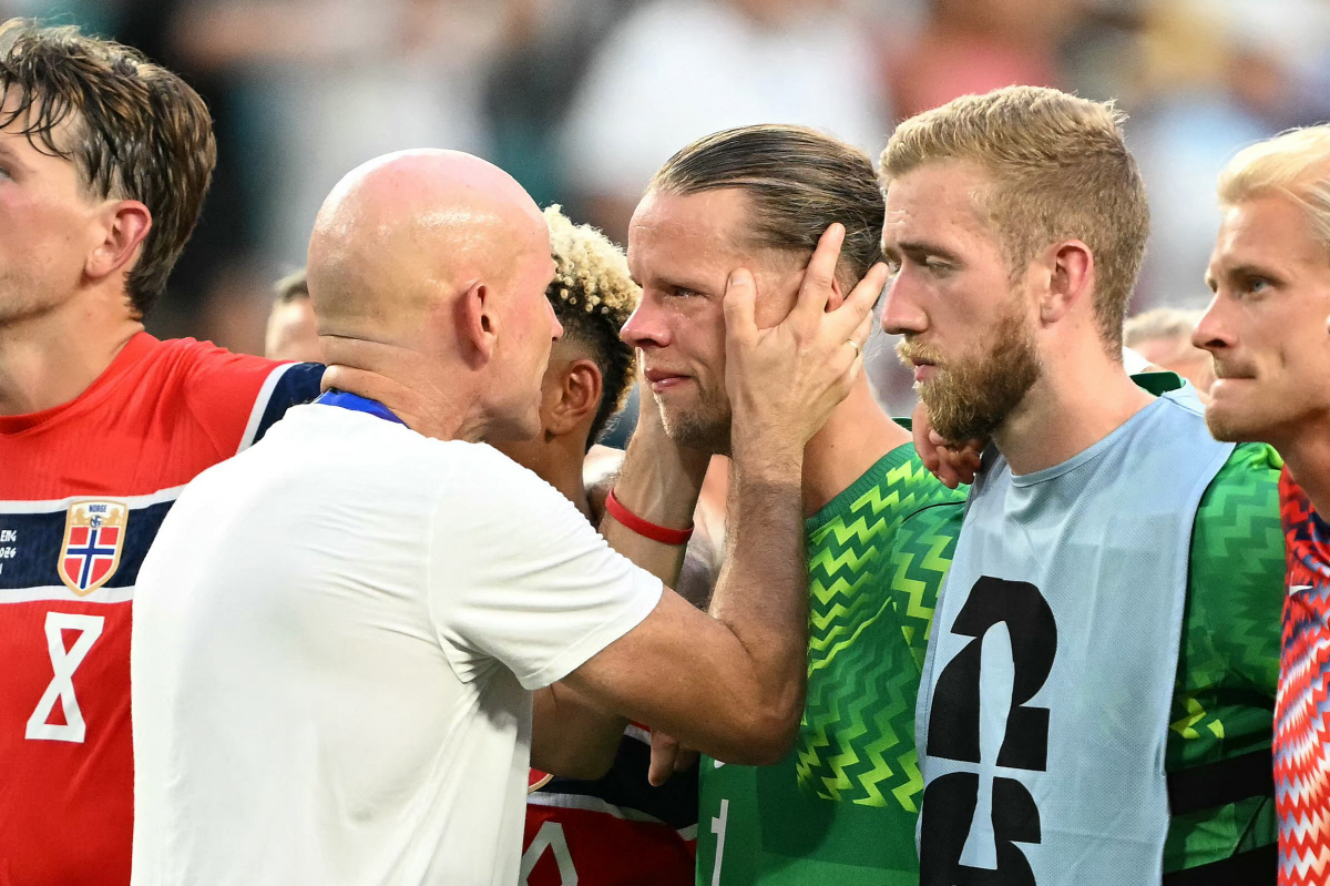 Norway's head coach Staale Solbakken comforts goalkeeper #01 Orjan Nyland after losing the 2026 World Cup football tournament quarter-final match between Norway and England at Miami Stadium in Miami Gardens on July 11, 2026. (Photo by CHANDAN KHANNA / AFP)