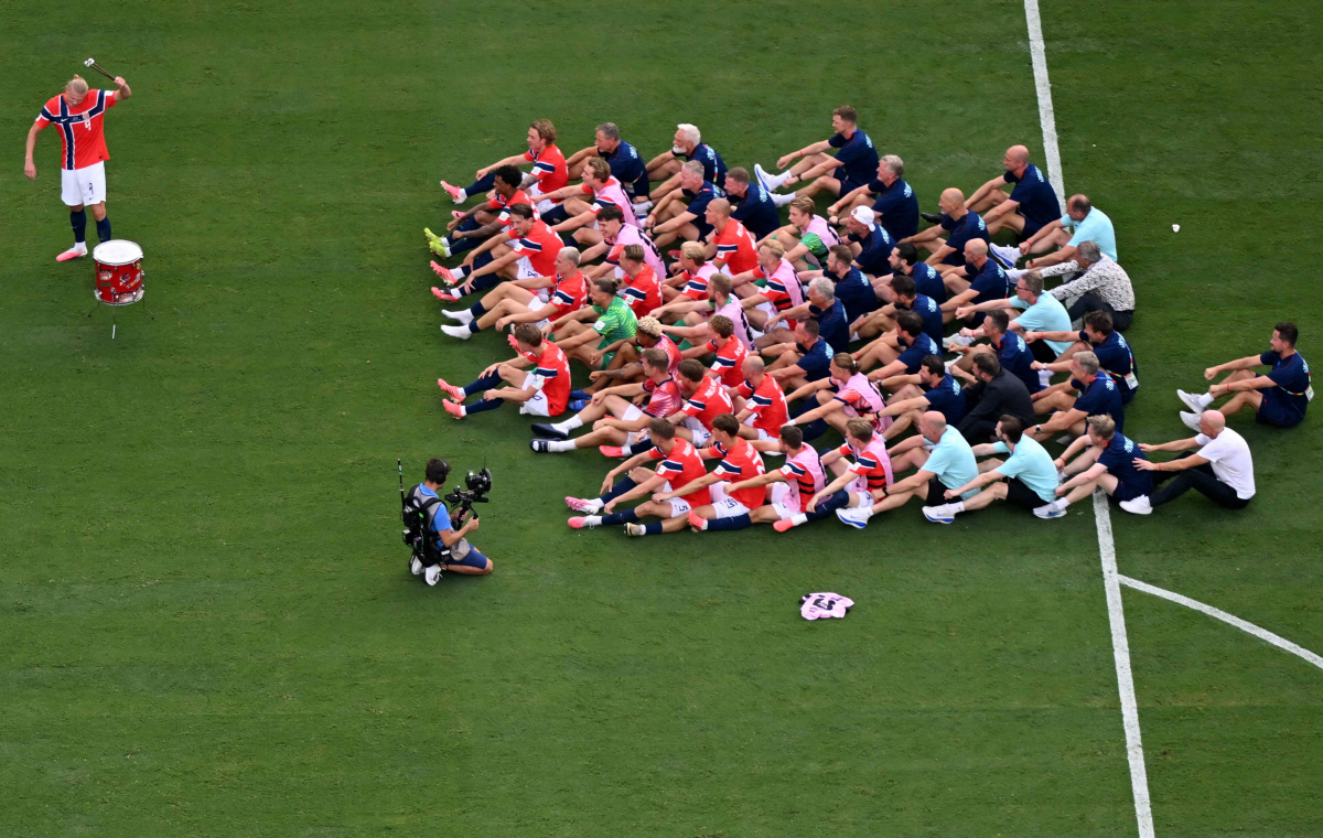 TOPSHOT - Norway's forward #09 Erling Braut Haaland and his teammates celebrate with the traditional rowing gesture after winning the 2026 World Cup round of 16 football match between Brazil and Norway at the New York/New Jersey Stadium in East Rutherford on July 5, 2026. (Photo by Jewel SAMAD / AFP)