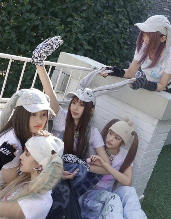 NewJeans Keeps Breaking Records Even While on Hiatus... Every Track Sets a New '100 Million Streams' Milestone