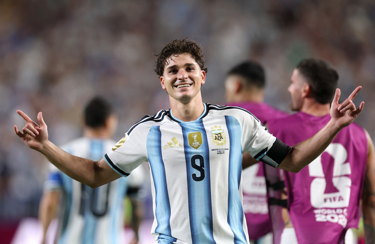 KANSAS CITY, MISSOURI - JULY 11: Julian Alvarez #9 of Argentina celebrates scoring his team's second goal during the FIFA World Cup 2026 Quarter Final match between Argentina and Switzerland at Kansas City Stadium on July 11, 2026 in Kansas City, Missouri. Carl Recine/Getty Images/AFP (Photo by Carl Recine / GETTY IMAGES NORTH AMERICA / Getty Images via AFP)