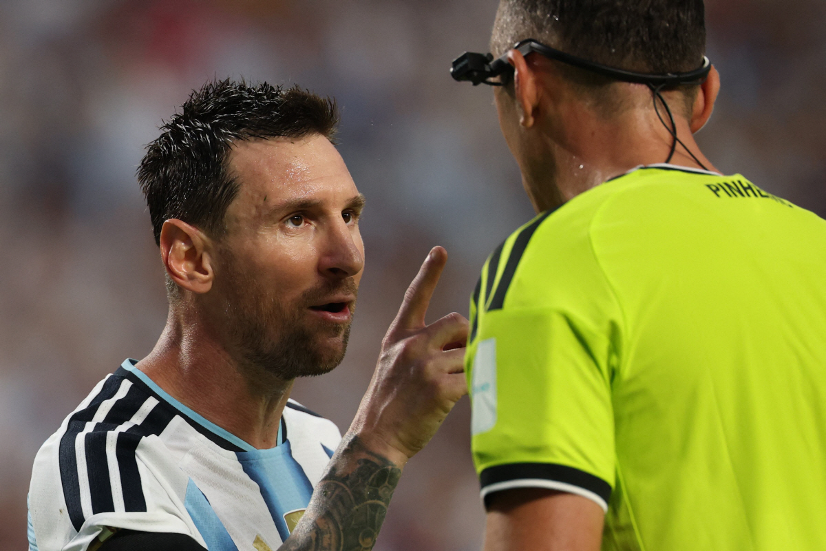 Argentina's forward #10 Lionel Messi talks to Portuguese referee Joao Pinheiro during the 2026 World Cup football tournament quarter-final match between Argentina and Switzerland at the Kansas City Stadium in Kansas City on July 11, 2026. (Photo by Odd ANDERSEN / AFP)