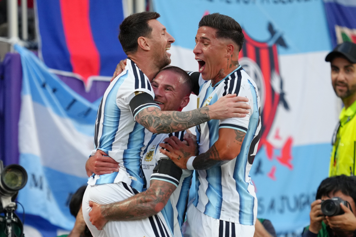 Argentina's Alexis Mac Allister, center, celebrates after scoring his side's opening goal with teammates Argentina's Lionel Messi, left, and Argentina's Enzo Fernandez during the World Cup quarterfinal soccer match between Argentina and Switzerland in Kansas City, Mo., Saturday, July 11, 2026. (AP Photo/Ed Zurga)