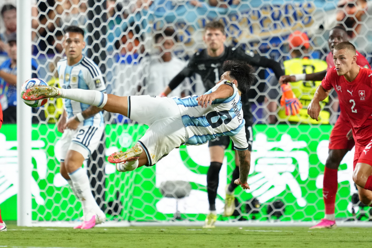 Argentina's Lisandro Martinez (6) attempts a shot at Switzerland's goal during the World Cup quarterfinal soccer match between Argentina and Switzerland in Kansas City, Mo., Saturday, July 11, 2026. (AP Photo/Ed Zurga)