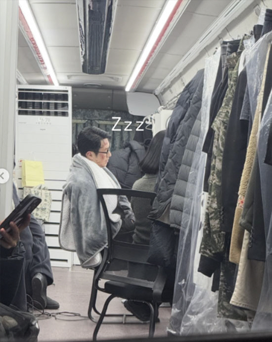 So Ji-sub’s deep immersion in 'Mr. Kim' these days... "Minji, Dad isn’t sleeping"