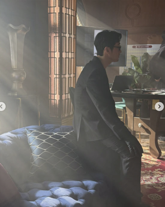 So Ji-sub’s deep immersion in 'Mr. Kim' these days... "Minji, Dad isn’t sleeping"