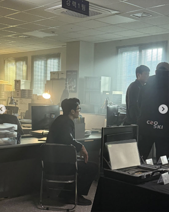 So Ji-sub’s deep immersion in 'Mr. Kim' these days... 'Minji, Dad isn’t sleeping'