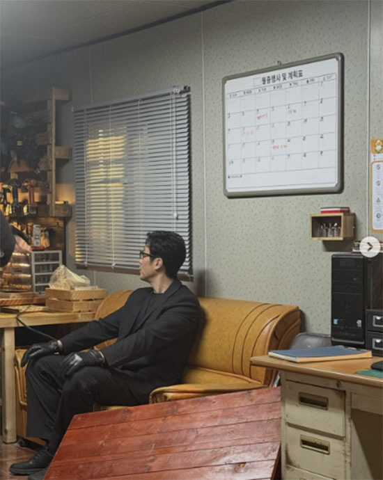 So Ji-sub’s deep immersion in 'Mr. Kim' these days... "Minji, Dad isn’t sleeping"