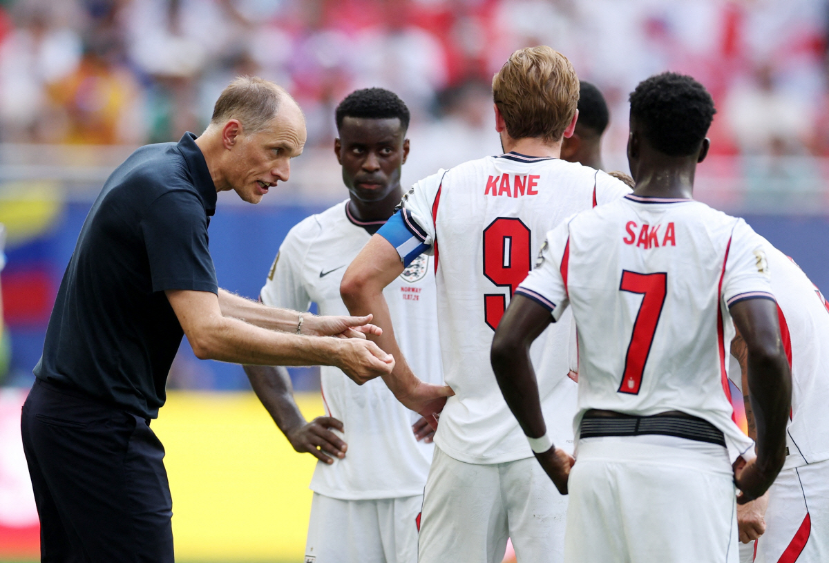 Soccer Football - FIFA World Cup 2026 - Quarter Final - Norway v England - Miami Stadium, Miami Gardens, Florida, U.S. - July 11, 2026 England manager Thomas Tuchel gives instructions to Harry Kane during a hydration break REUTERS/Paul Childs