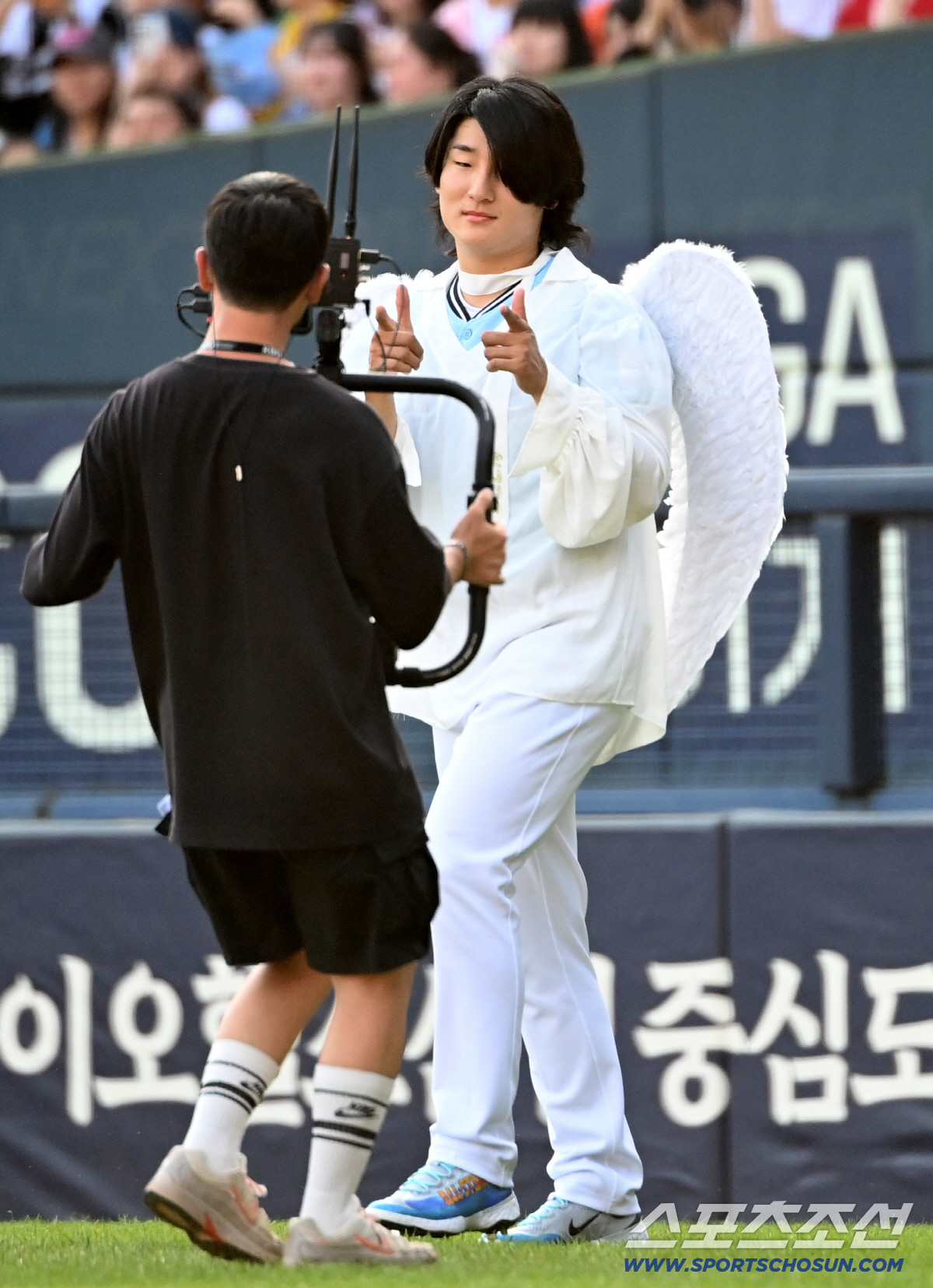11일 잠실야구장에서 열린 2026 KBO 올스타전. 곽빈이 퍼포먼스와 함께 마운드에 오르고 있다. 잠실=허상욱 기자 wook@sportschosun.com/2026.07.11/