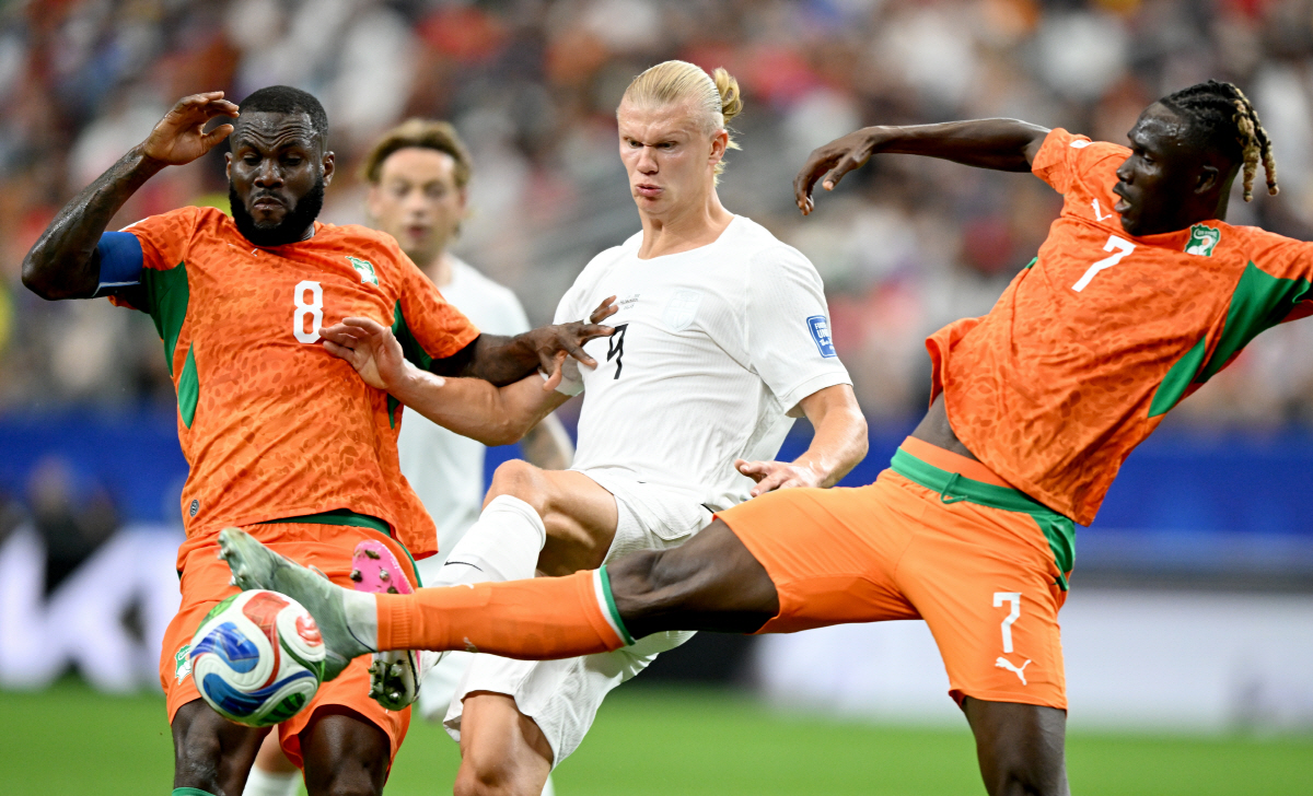 epaselect epa13076087 Erling Haaland (C) of Norway in action against Franck Kessie (L) and Odilon Kossounou of Ivory Coast during the FIFA World Cup 2026 Round of 32 match Ivory Coast against Norway, in Dallas, USA, 30 June 2026. EPA/ALBERT PENA