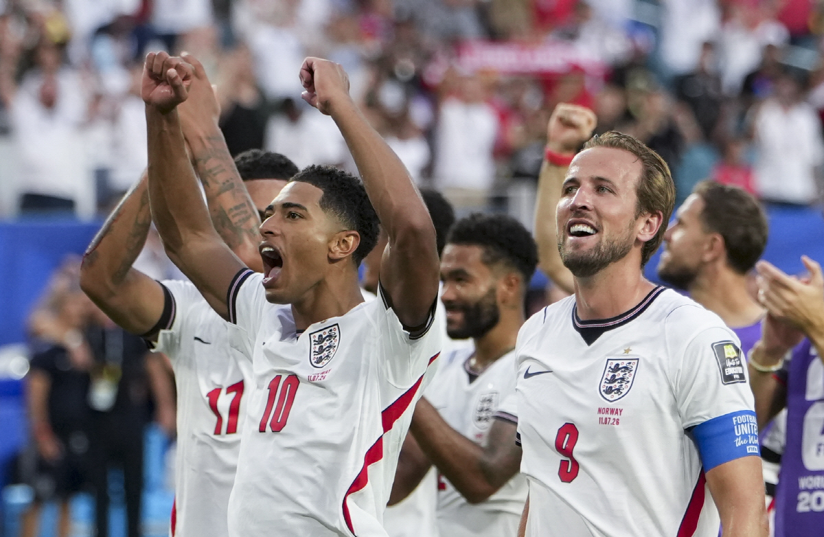 (260712) -- MIAMI, July 12, 2026 (Xinhua) -- Harry Kane (R) and Jude Bellingham of England celebrate after the quarter final match between Norway and England at the 2026 FIFA World Cup at the Miami Stadium in Miami, the United States, July 11, 2026. (Xinhua/Huang Zongzhi)