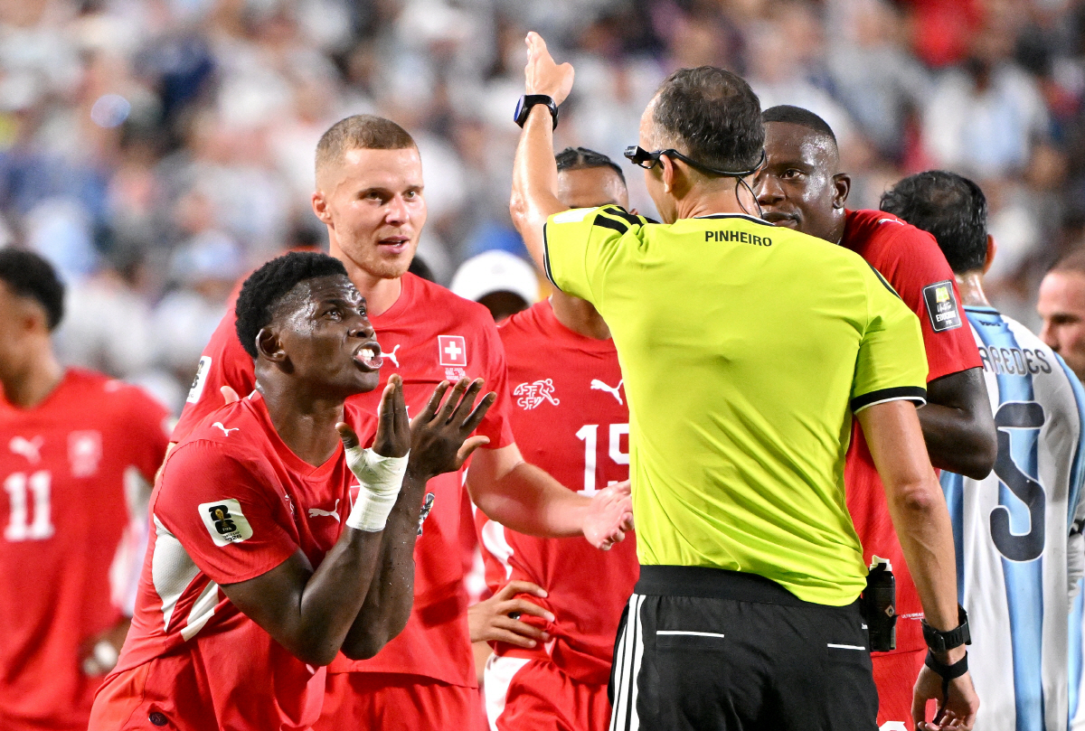 epa13106273 Breel Embolo (L) of Switzerland talks to referee Joao Pedro Silva Pinheiro during the FIFA World Cup 2026 quarterfinals match Argentina vs Switzerland, in Kansas City, USA, 11 July 2026. EPA/AMY KONTRAS