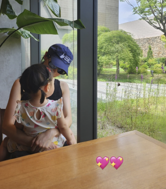 이연희, 22개월 딸 '양갈래 머리'에 하트♥…가려도 숨길 수 없는 '도치맘'