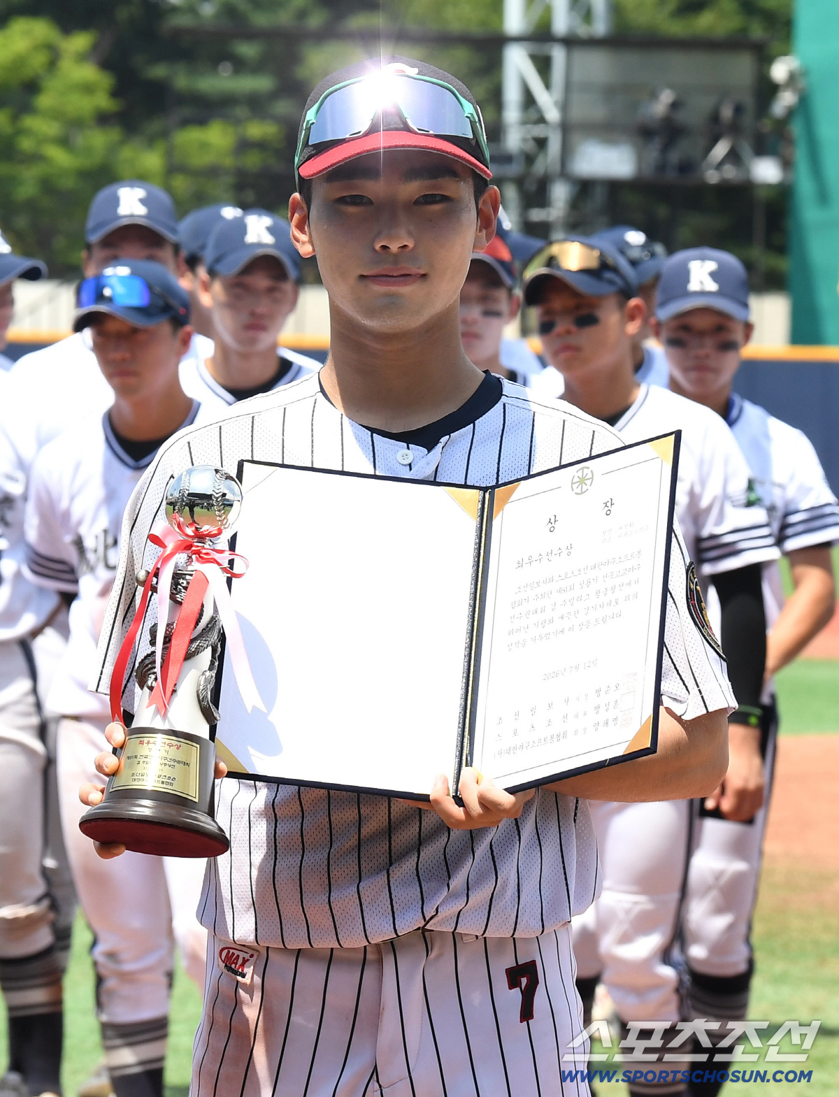12일 서울 목동구장에서 열린 제81회 청룡기고교야구선수권대회 겸 주말리그 왕중왕전 결승전. 세광고가 우승을 차지했다. 최우수선수상 수상하는 세광고 서정휘. 목동=송정헌 기자 songs@sportschosun.com/2026.07.12/