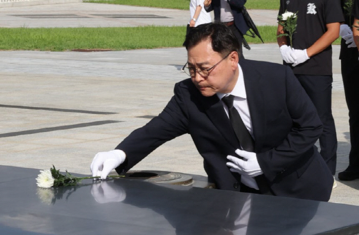 정근시 서울시교육감이 6일 서울 배재고 야구부 학생선수들과 광주 5·18민주묘지를 참배하고 있다. 사진제공=서울시교육청