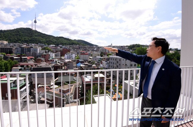 정근식 서울시교육감이 용산 서울시교육청 신청사 집무실 밖으로 보이는 남산 스카이라인을 가리키고 있다. 용산=송정헌 기자 songs@sportschosun.com