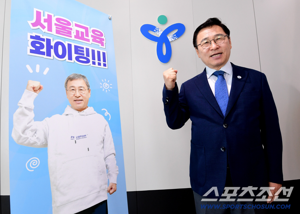 26일 서울 용산 서울시교육청 신청사에서 서울시 정근식 교육감이 본지와 인터뷰에 앞서 포즈를 취하고 있다. 서룰림운동회 현장에 세워뒀던 파이팅 응원 배너가 교육감실 한켠에 자리잡고 있었다. 용산=송정헌 기자 songs@sportschosun.com/2026.06.26/