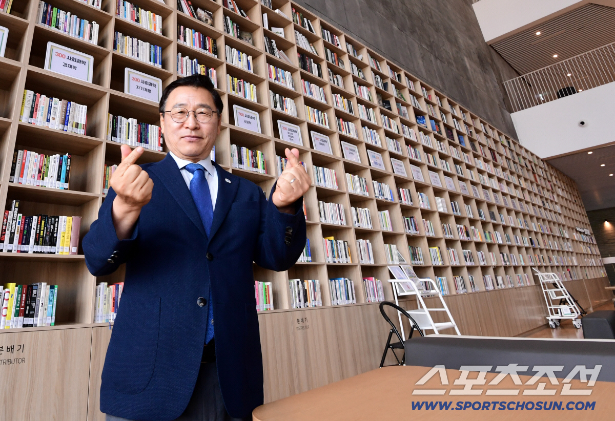 26일 서울 용산 서울시교육청 신청사에서 서울시 정근식 교육감이 본지와 인터뷰에 앞서 포즈를 취하고 있다. 용산=송정헌 기자 songs@sportschosun.com