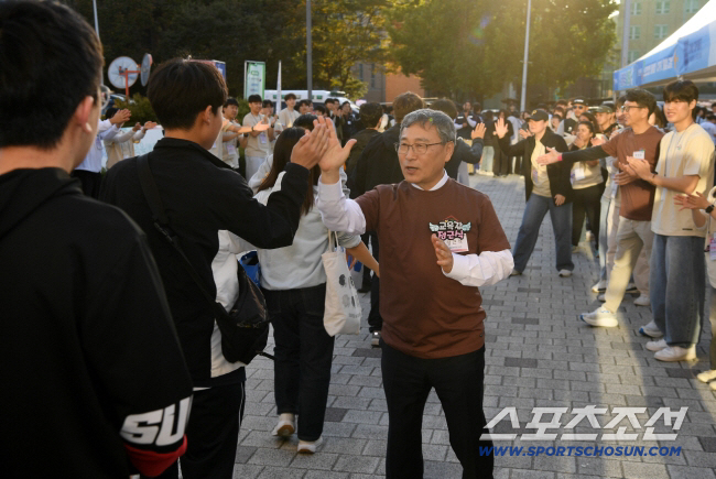 정근식 교육감이 지난해 서울대체육관에서 열린 '모두의 운동회' 서울림운동회에서 참여학생들과 하이파이브를 나누고 있다. 사진=스포츠조선 DB