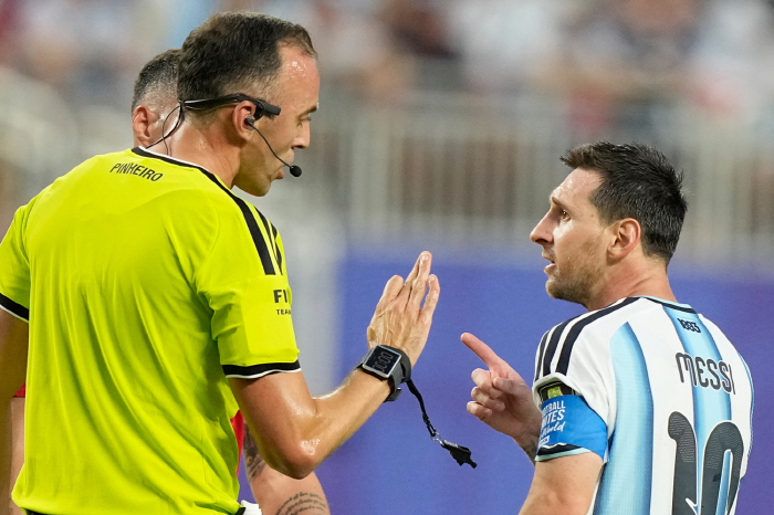 Messi Angrily Gestures at Referee One Year Younger Than Him Conversation Revealed