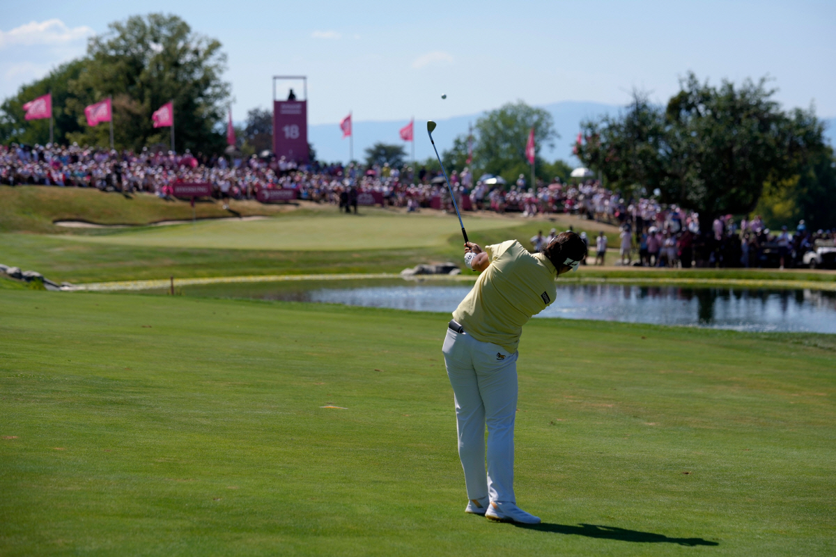Haeran Ryu, of South Korea, plays on the 18th hole during the Evian Championship women's golf tournament, in Evian, eastern France, Sunday, July 12, 2026. (AP Photo/Laurent Cipriani)