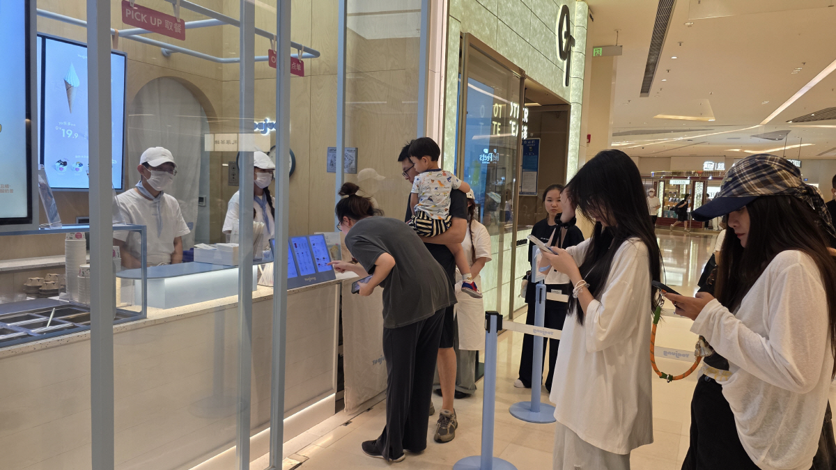 ◇On the 29th of last month, local time, customers continued to visit a Yoajung store at Center Plaza in Suzhou, Jiangsu Province, China. Photo by Kim