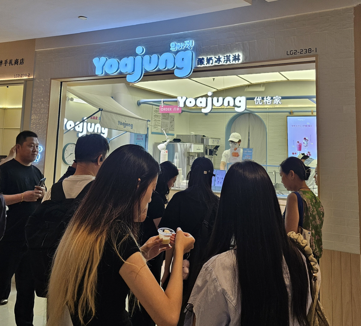 ◇On the 29th of last month, local time, many people showed interest in the Yoajung store inside the IAPM shopping mall in Shanghai, China. Photo by
