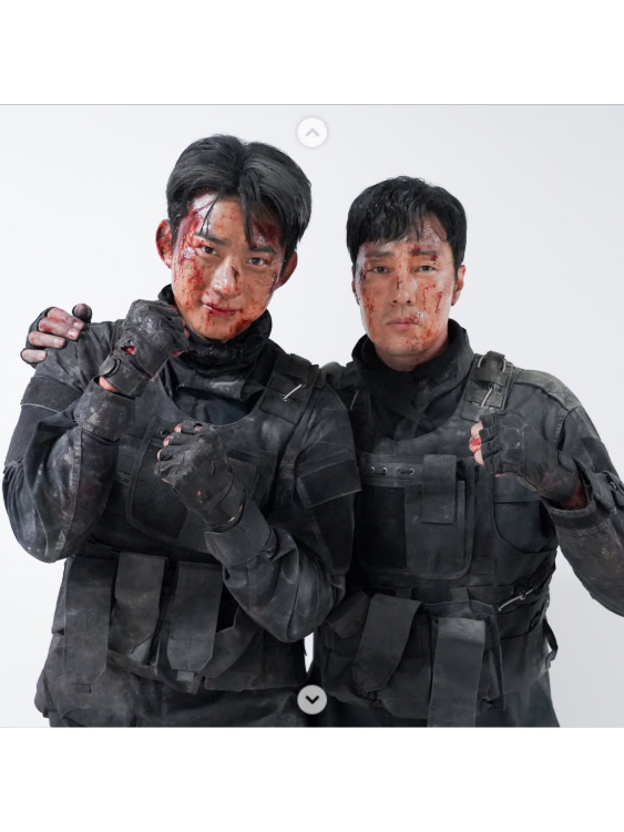 Taecyeon gladly covered in fake blood for So Ji-sub... 'Mr. Kim' makes a powerful impact, and the response explodes
