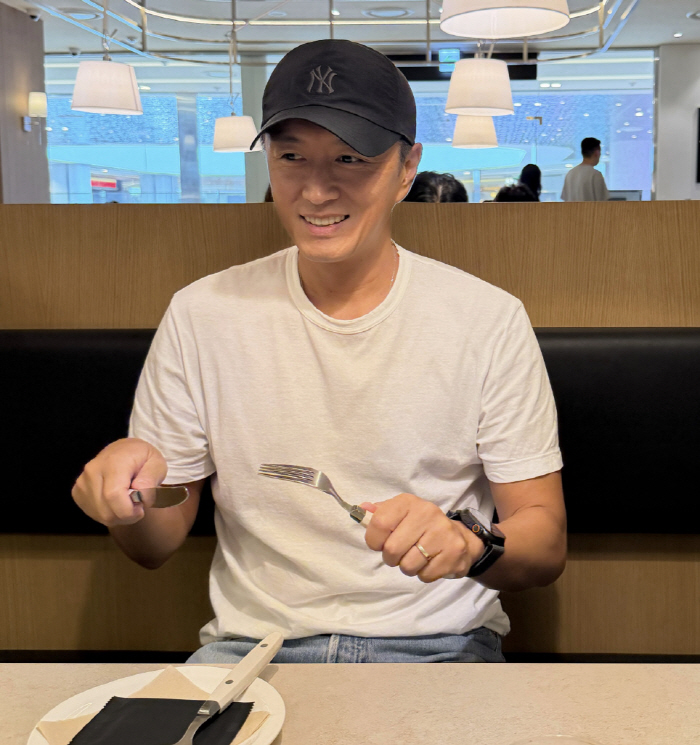 Jin Tae-hyun, who left 'Divorce Re-Boot Camp,' holds a modest farewell party with Park Si-eun 'I got some pocket money for all the hard work'