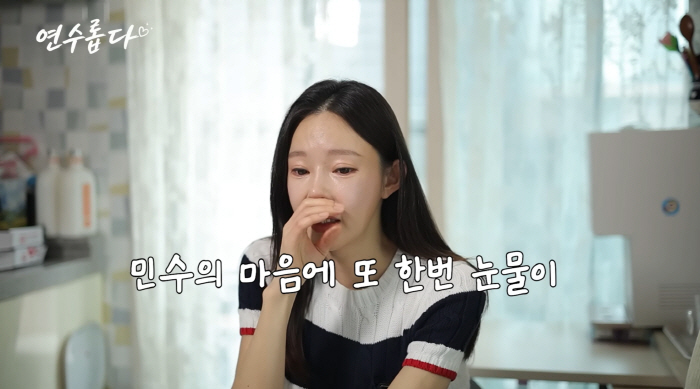 Divorced Ji Yeon-su avoids hugging her son after finishing her part-time job at a beef bone soup restaurant, saying she fears he will remember her by the smell of meat