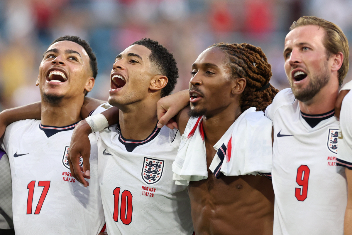 MIAMI GARDENS, FLORIDA - JULY 11: Morgan Rogers #17 of England, Jude Bellingham and Djed Spence of England sing to the fans the FIFA World Cup 2026 Quarter Final match between Norway and England at Miami Stadium on July 11, 2026 in Miami Gardens, Florida. Justin Setterfield/Getty Images/AFP (Photo by Justin Setterfield / GETTY IMAGES NORTH AMERICA / Getty Images via AFP)