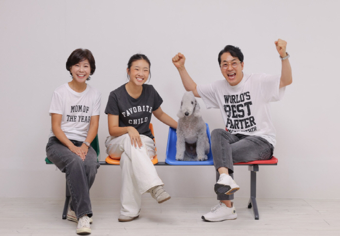 Kim Han-seok, Remarried to His First Love, Shares Family Photo With His Daughter... 'I Can't Believe How Much She's Grown'
