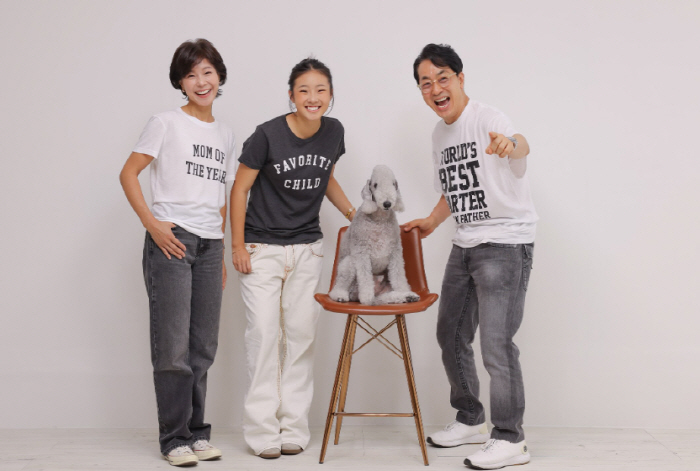 Kim Han-seok, Remarried to His First Love, Shares Family Photo With His Daughter... "I Can't Believe How Much She's Grown"