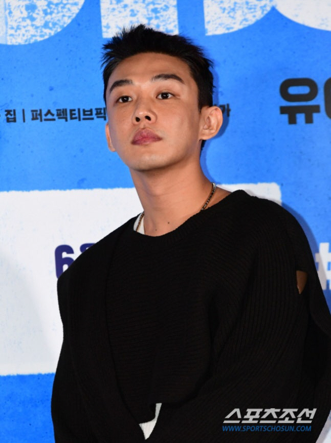 Yoo Ah-in, Released After Five Months, Appears at VIP Screening for 'Hope'... Quietly Attends Wearing a Hat SC Issue