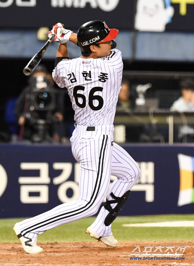 12일 잠실구장에서 열린 LG와 삼성의 경기. LG 김현종이 안타를 날리고 있다. 잠실=박재만 기자 pjm@sportschosun.com/2026.06.12/