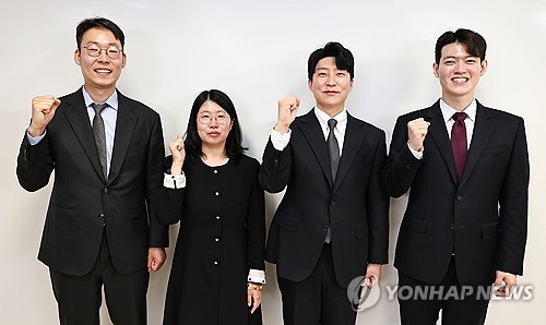 (과천=연합뉴스) 김인철 기자 = 성폭력 수사 우수사례 검사로 선정된 서정효(왼쪽부터), 강화연, 안형진, 정규록 검사가 연합뉴스와 인터뷰에 앞서 포즈를 취하고 있다. 2026.6.30 yatoya@yna.co.kr