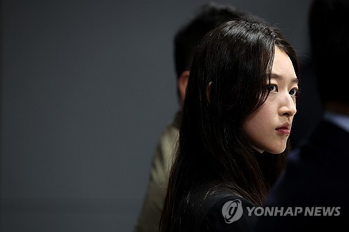(서울=연합뉴스) 임화영 기자 = 기독교복음선교회(통칭 JMS) 총재 정명석의 여신도 성폭행 피해자인 메이플 씨가 9일 오후 서울 서초구 한국콘퍼런스센터에서 열린 정명석에 대한 대법원 17년형 선고 관련 기자간담회에서 정씨의 성범죄 혐의를 알린 김도형 단국대학교 교수의 발언을 경청하고 있다. 2025.1.9 hwayoung7@yna.co.kr