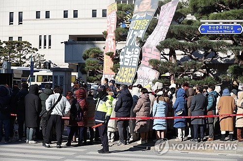 (대전=연합뉴스) 이주형 기자 = 22일 신도 성폭행 등 혐의를 받는 기독교복음선교회(통칭 JMS) 총재 정명석 씨에 대한 1심 선고가 나오는 가운데, 이날 오후 대전 서구 대전지법 앞에 신도들이 모여 재판 결과를 기다리고 있다. 2023.12.22 coolee@yna.co.kr