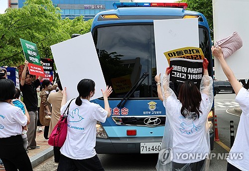 (순천=연합뉴스) 조남수 기자 = 23일 전남 순천시 광주지방법원 순천지원에서 해든이 추모 및 아동학대 근절ㆍ법 개정 촉구 집회 참가자들이 생후 4개월 아들을 학대해 숨지게 한 혐의를 받는 친모가 탄 호송차를 가로막고 있다. 2026.4.23 iso64@yna.co.kr