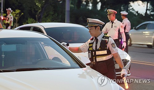 (제주=연합뉴스) 고성식 기자 = 13일 늦은 오후 제주시 일원에서 제주경찰과 자치경찰이 합동으로 음주운전 단속을 진행하고 있다. 2026.7.14 koss@yna.co.kr