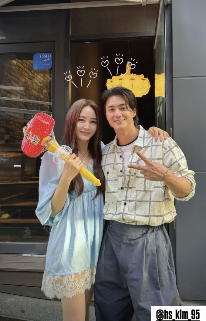 56세 김혜수, 이 사진은 20대 같네..머리스타일 하나로 분위기 대반전