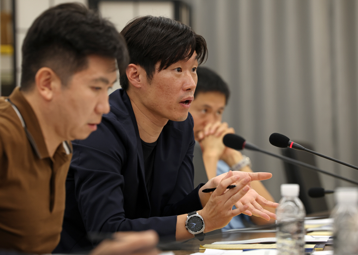 발언하는 박지성 공동위원장 (서울=연합뉴스) 13일 서울 종로구 국립현대미술관 서울관에서 열린 'K-축구 혁신위원회 2차 회의'에서 공동위원장을 맡은 박지성 국제축구연맹(FIFA) 분과위원회 위원이 발언하고 있다. 2026.7.13 [문화체육관광부 제공. 재판매 및 DB 금지] photo@yna.co.kr(끝)
