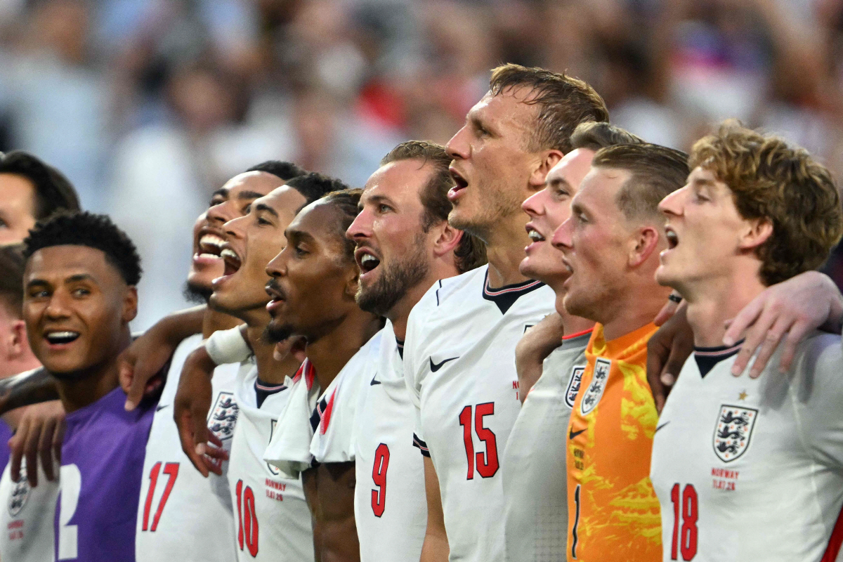 England's forward #09 Harry Kane (C) and teammates celebrate after winning the 2026 World Cup football tournament quarter-final match between Norway and England at Miami Stadium in Miami Gardens on July 11, 2026. (Photo by MAURO PIMENTEL / AFP)