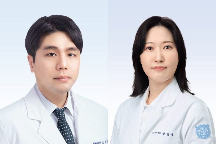 Professors O Tak-gyu (left) and Song In-ae