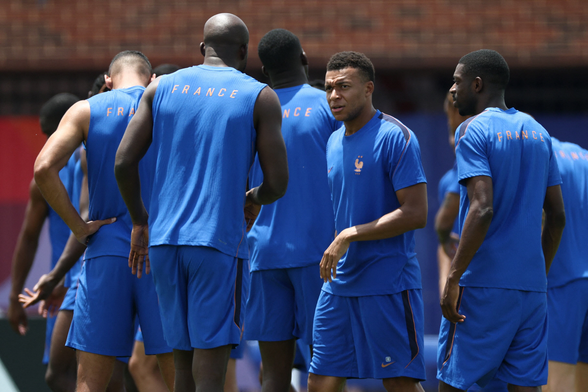 France's forward #10 Kylian Mbappe and forward #07 Ousmane Dembele take part in an MD-1 training session at the Southern Methodist University (SMU) in University Park, Texas on July 13, 2026, on the eve of the 2026 World Cup football tournament semi-final match between France and Spain. (Photo by FRANCK FIFE / AFP)