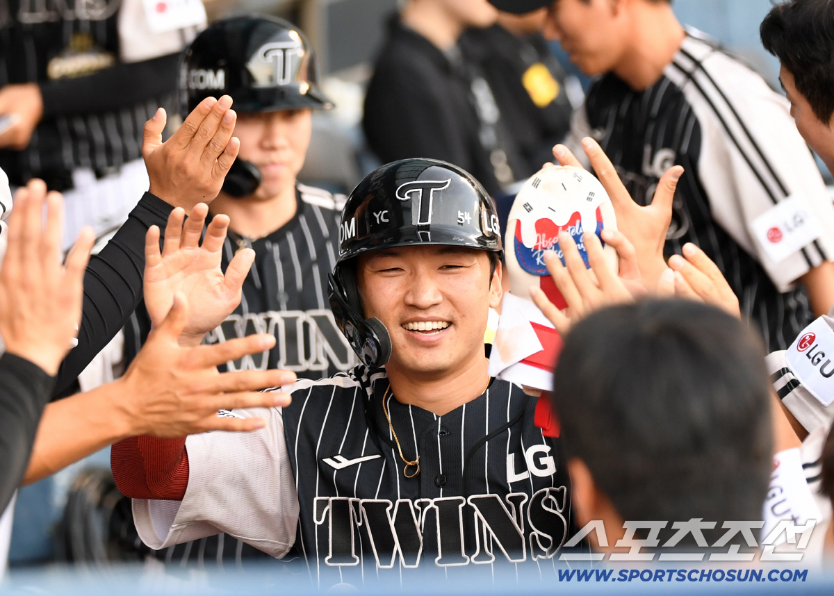 23일 잠실구장에서 열린 LG와 삼성의 경기. 1회 무사 만루 LG 문보경 안타 때 득점한 홍창기, 박해민. 잠실=박재만 기자 pjm@sportschosun.com/2026.06.23/