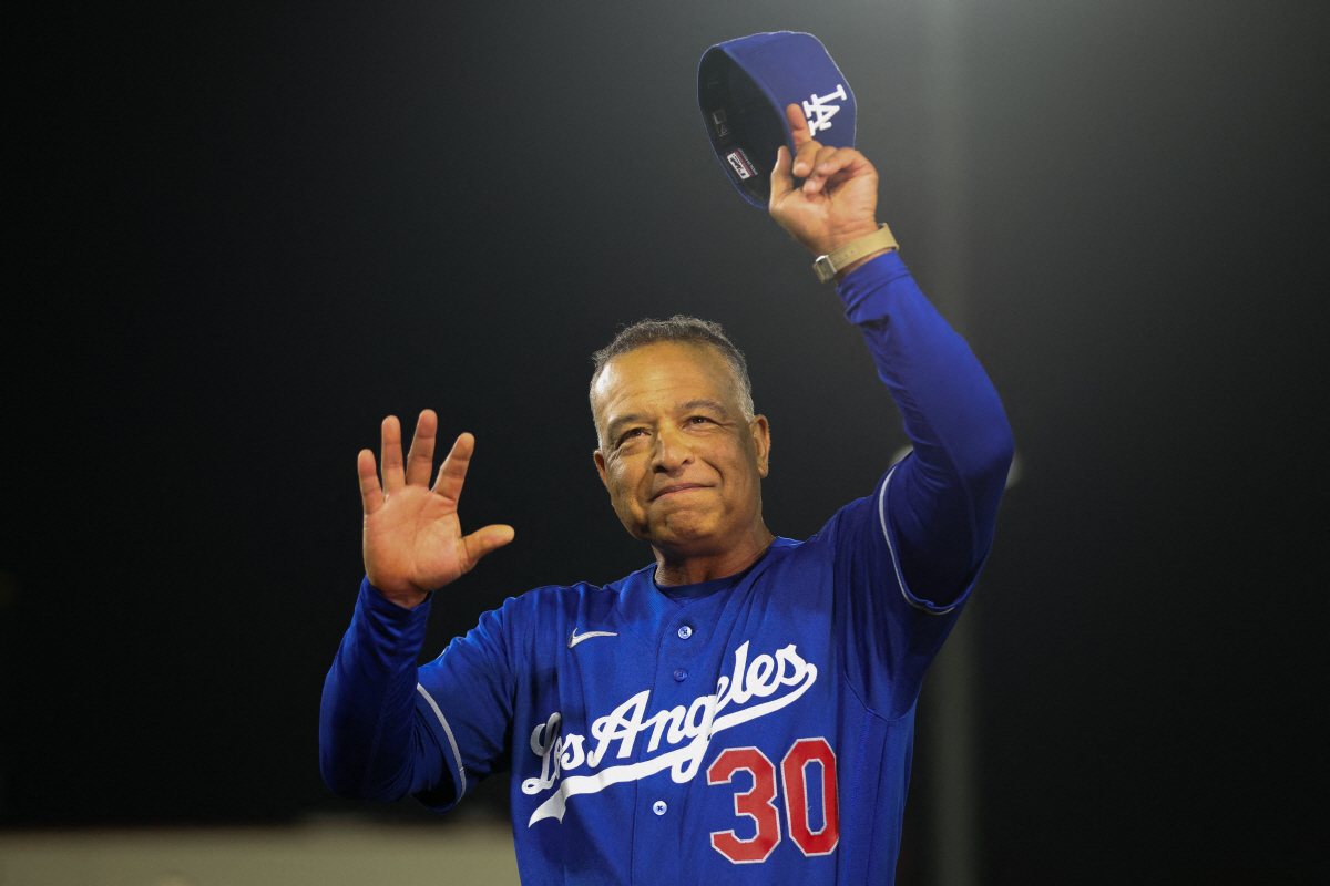 Jun 30, 2026; West Sacramento, California, USA; Los Angeles Dodgers manager Dave Roberts (30) gestures towards the crowd after the Los Angeles Dodgers defeat the Athletics as he earns his 1000th career win as a manager at Sutter Health Park. Mandatory Credit: Scott Marshall-Imagn Images