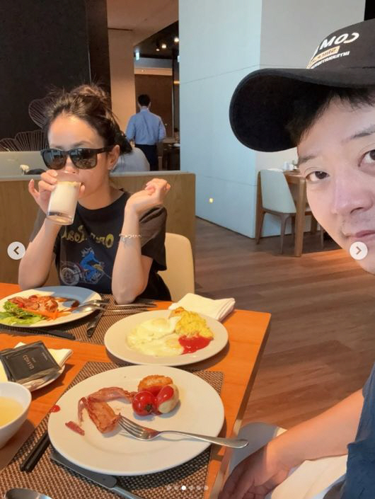 Kim Ji-min and Kim Jun-ho Share a Warm Hotel Getaway for Their First Anniversary, Saying, "We’re Happy Even If We Can’t Go Abroad"