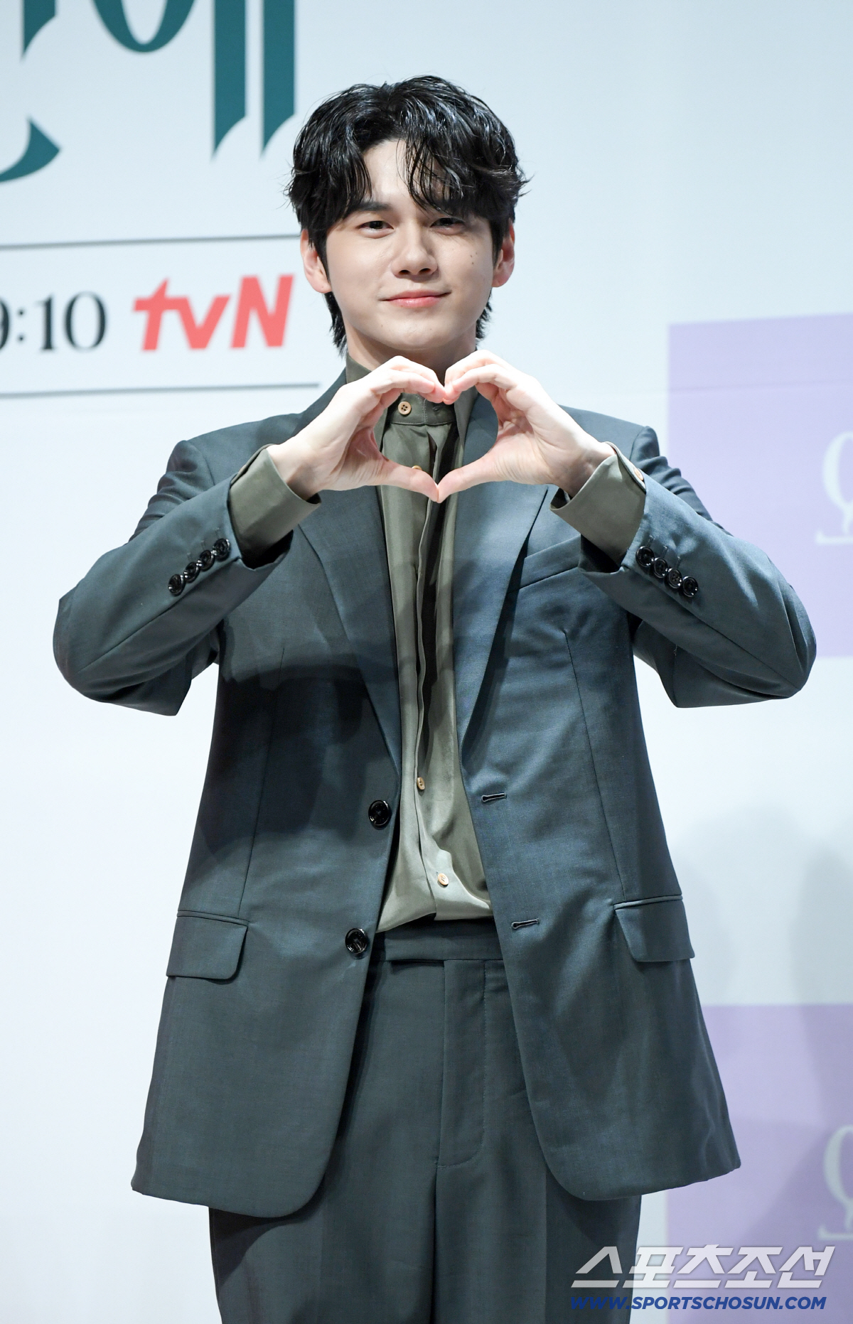 tvN '오싹한 연애' 제작발표회가 14일 서울 강남구 논현동 엘리에나 호텔에서 열렸다. 옹성우가 포토타임을 갖고 있다. 논현동=박재만 기자 pjm@sportschosun.com/2026.07.14/